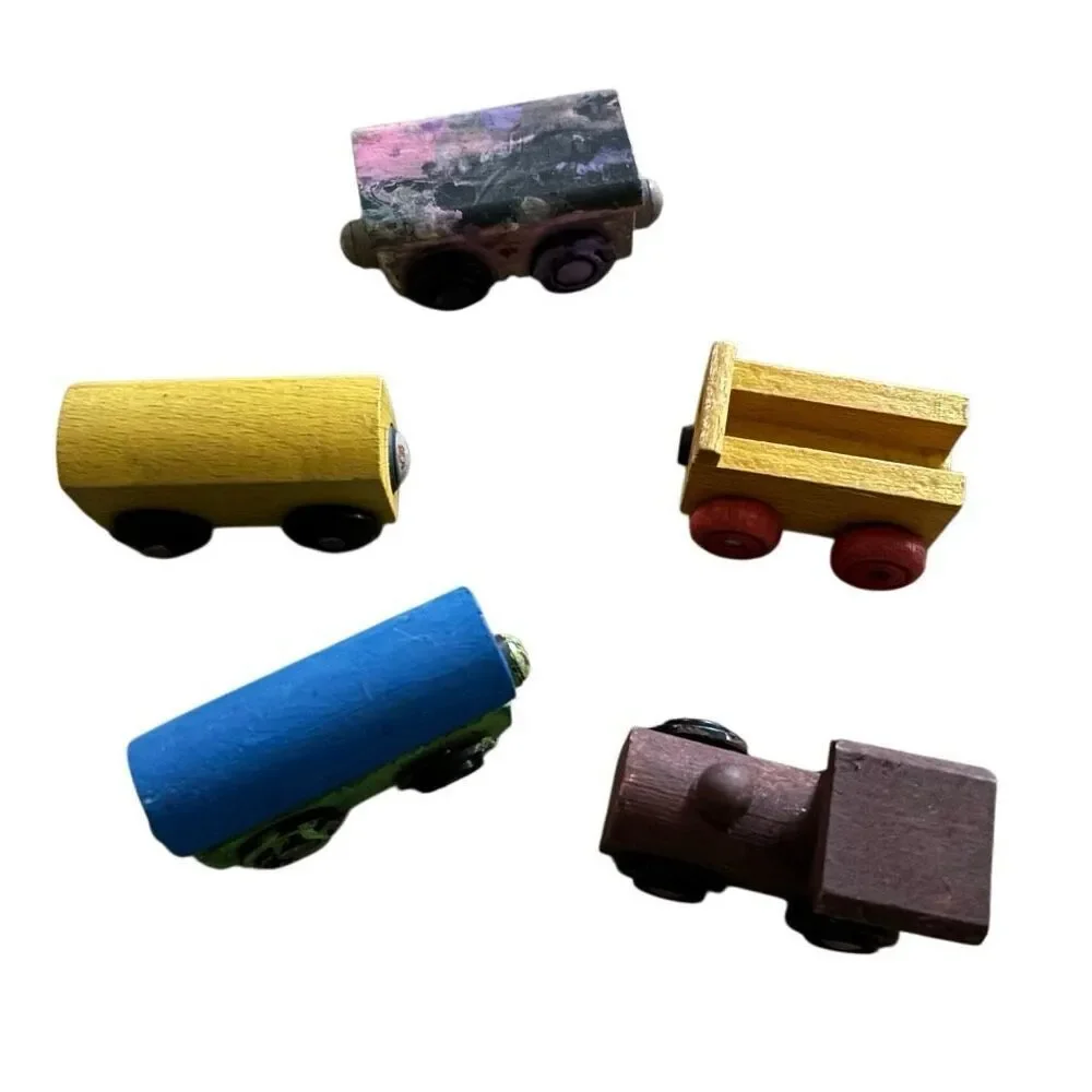 Lot of 5 Wooden Magnetic Train Cars *Read*